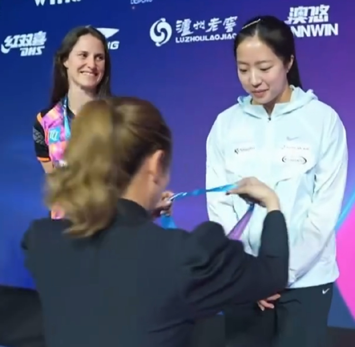 21岁申裕斌直言铜牌不满足！复仇世三仅为开始 捐款1亿韩元人美心善|世界杯|莎宾·温特|杭州亚运会|刘诗雯|捐赠_新浪体育_新浪新闻