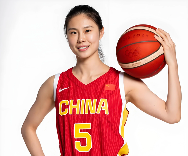 爱游戏官方网站-王思雨替补出场，6投6中，砍下13分！中国女篮半场领先巴西13分